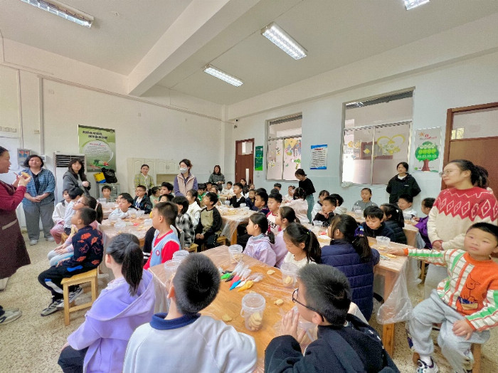 “绘”聚糖霜饼干  艺起“涂”个开心——淮安市实验小学三（13）班创意实践活动