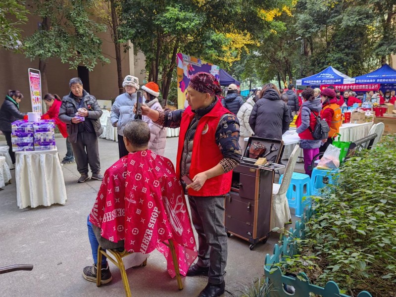 成都高新区桂溪街道南新社区开展商居联盟·欢乐购购物节活动