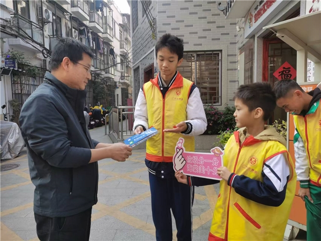 海幢街道宝贤社区:普及垃圾分类理念, 倡导学生积极参与志愿活动