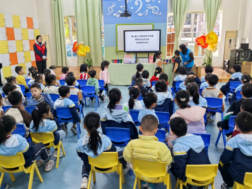 广州市白云区鹤龙街金碧雅苑社区开展“童心童力，共谱低碳生活”垃圾分类进校园宣传活动