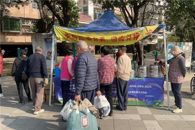 新造镇开展以“参与垃圾分类,共同呵护绿色家园”为主题的宣传活动