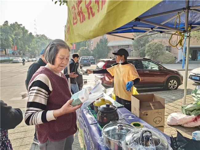 新造镇开展以“参与垃圾分类,共同呵护绿色家园”为主题的宣传活动