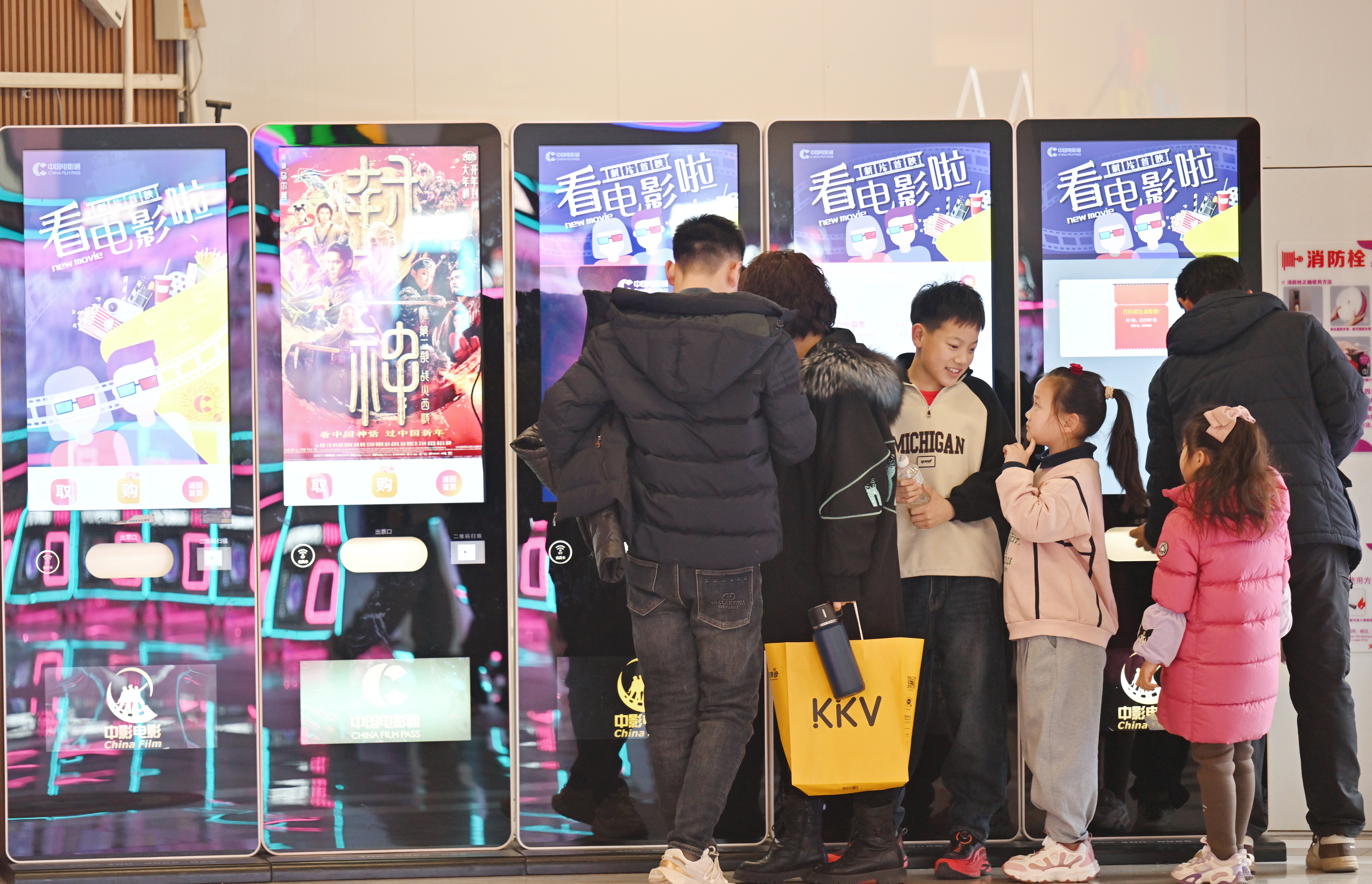 新华网文化观察｜春节档见证电影市场的“火”与“变”