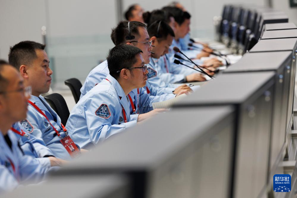 神舟二十号载人飞船与空间站组合体完成自主快速交会对接