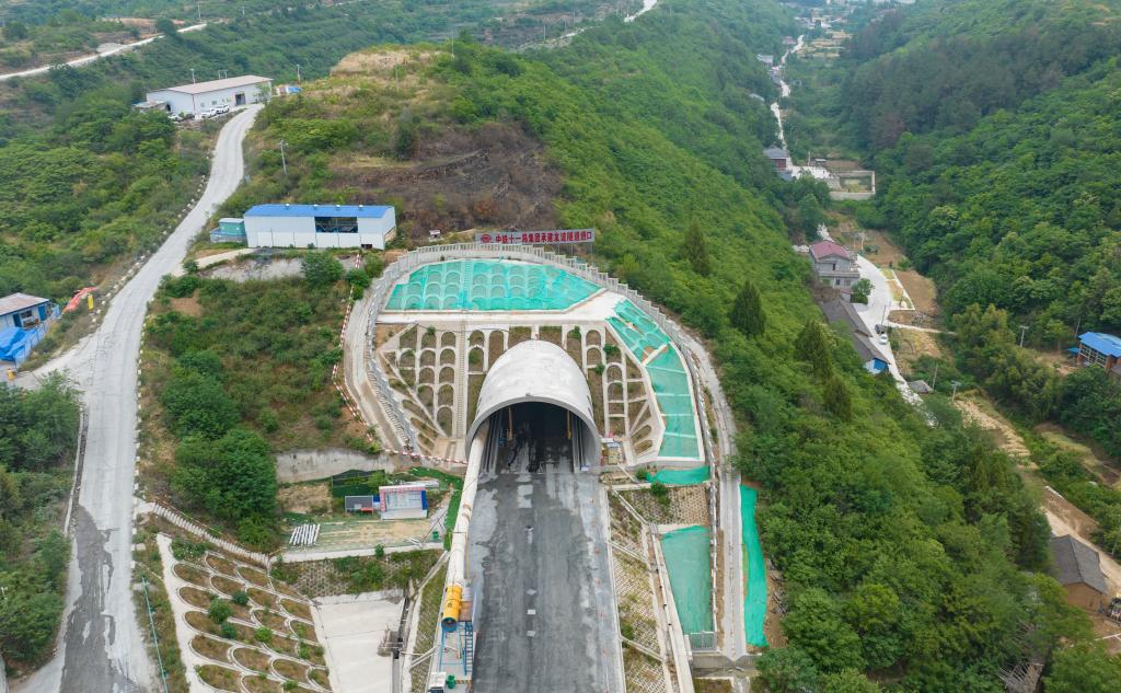 西安至十堰高速铁路友谊隧道顺利贯通