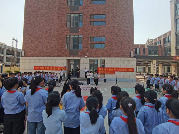 大手拉小手 高校无人机AI课堂走进邢台市育才小学文谦校区